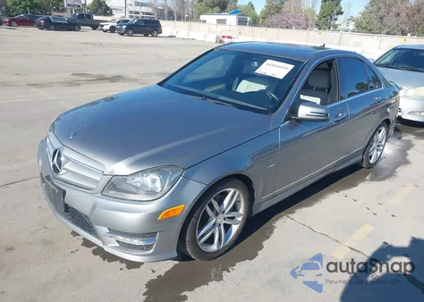 2012 Mercedes-Benz C 250 Luxury/Sport z USA, uszkodzony, nr VIN WDDGF4HB9CR202433